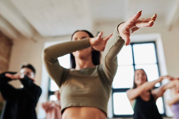 mani di ragazza adolescente dinamica che allungano le braccia durante il movimento di danza di vogue - vogue dancing foto e immagini stock