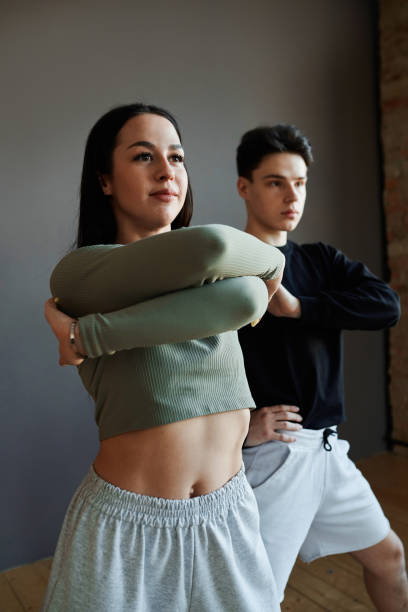 dois jovens dançarinos animadores elegantes realizando dança vogue em estúdio - vogue dancing - fotografias e filmes do acervo