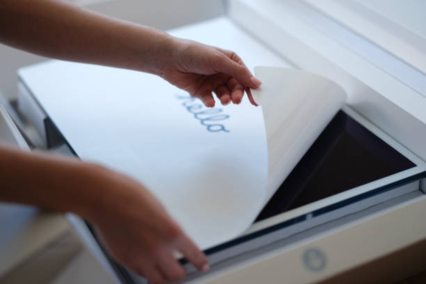 tbilisi, georgia - 11 de abril de 2022: mujer retirando la película protectora del nuevo monitor imac - macintosh apple fotografías e imágenes de stock