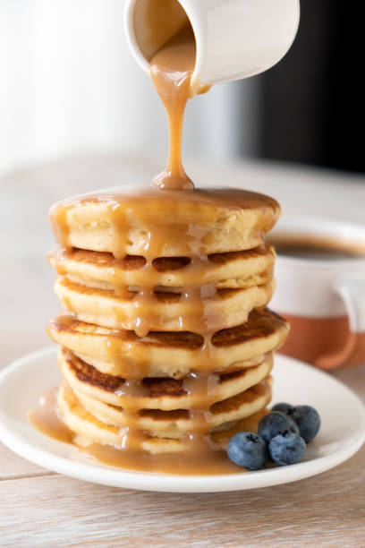 caramel sauce pouring on pancakes - norway maple imagens e fotografias de stock