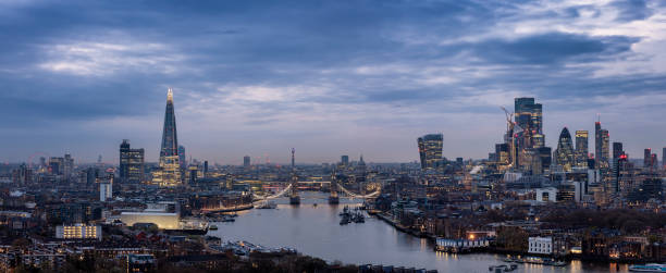 ampia vista panoramica dello skyline di londra del 2022 durante un crepuscolo lunatico - weather england london england thames river foto e immagini stock