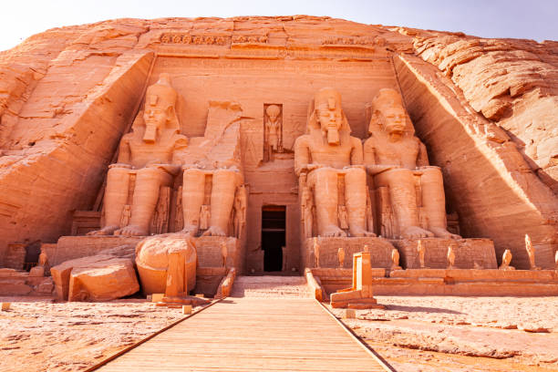 posąg siedzącego ramzesa ii w świątyni wielkiego ramzesa ii w wiosce abu simbel. - abu simbel zdjęcia i obrazy z banku zdjęć