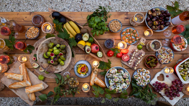 bella cena luminosa - refreshment dinner table vegetable foto e immagini stock