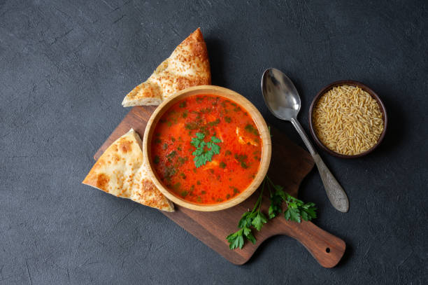 sopa de fideos de cebada con pollo y salsa de tomate, cocina tradicional turca - noodle soup fotografías e imágenes de stock