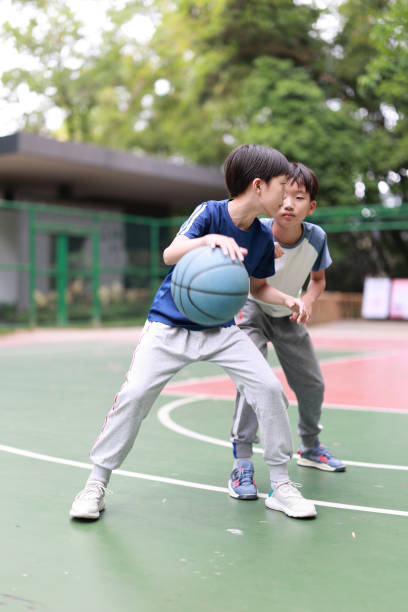 두 boys 게임하기 농구경기 외부 - basketball teenager nature outdoors 뉴스 사진 이미지