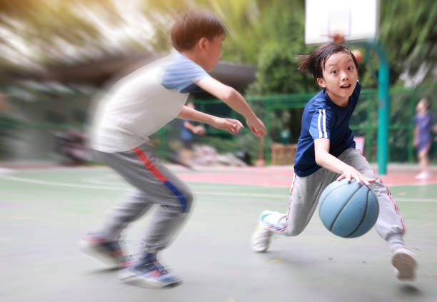 두 boys 게임하기 농구경기 외부 - basketball teenager nature outdoors 뉴스 사진 이��미지