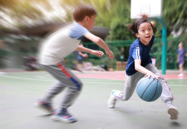 Young boy playing basketbal