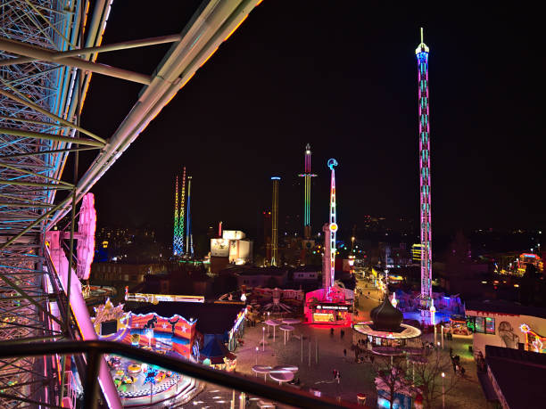 vue aérienne imprenable sur le parc d’attractions wurstelprater à vienne, en autriche, de nuit avec des manèges illuminés vus depuis la grande roue blumenrad. concentrez-vous sur le centre. - vienna ferris wheel night prater park photos et images de collection