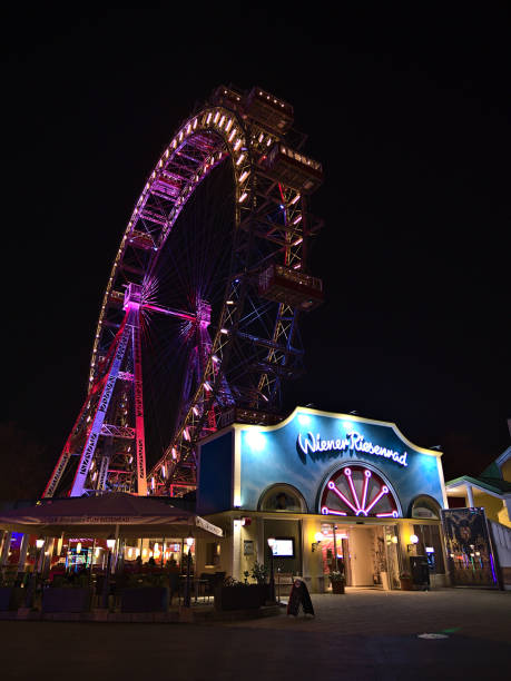 belle vue sur la célèbre grande roue wiener risenrad dans le parc d’attractions wurstelprater à vienne, en autriche, de nuit avec des illuminations colorées. - wiener wurstelprater photos et images de collection