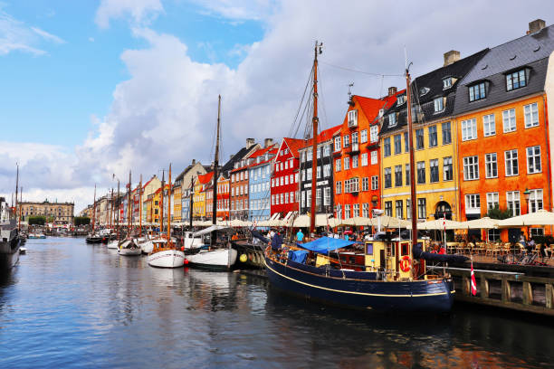dystrykt nyhavn w kopenhadze, dania. panoramiczny widok na centrum miasta kolorowe domy. - nyhavn canal zdjęcia i obrazy z banku zdjęć