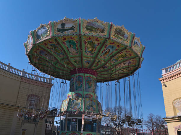 blick auf die traditionelle karussellfahrt im freizeitpark wurstelprater in der nähe des wiener praters in wien, österreich an sonnigen tagen in der frühlingssaison. - wiener wurstelprater stock-fotos und bilder