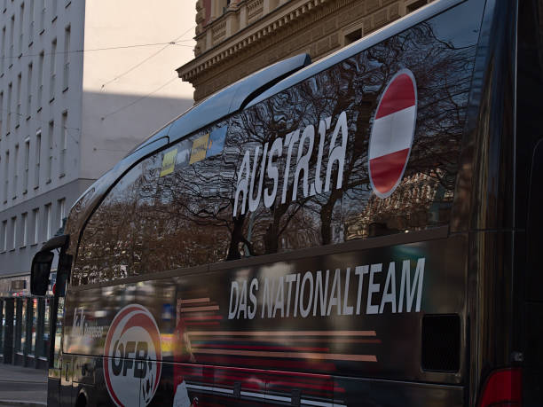 nahaufnahme des mannschaftsbusses der österreichischen fußballnationalmannschaft vor dem fünf-sterne-hotel palais hansen kempinski in wien, österreich. - bus coach bus travel red stock-fotos und bilder