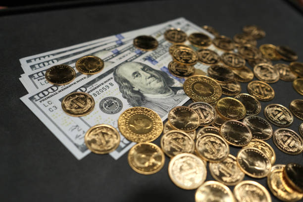 goldmünzen über hundert us-dollar - jewelry paper currency gold currency stock-fotos und bilder