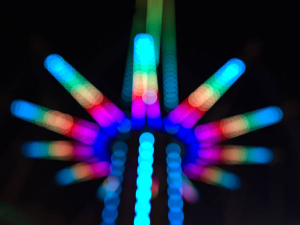 vue floue (floue) de la partie inférieure d’une tour de chute avec une structure colorée dans l’obscurité dans le parc d’attractions wurstelprater près de wiener prater dans la ville de vienne, en autriche. - wiener wurstelprater photos et images de collection