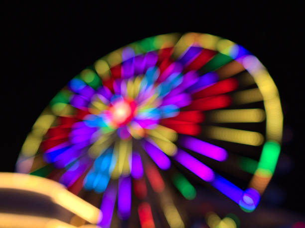 vue floue dans l’obscurité d’une grande roue dans le parc d’attractions wurstelprater près de wiener prater dans la ville de vienne, en autriche. image floue. - wiener wurstelprater photos et images de collection