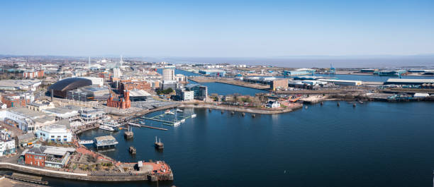 vista aérea de la bahía de cardiff - cardiff wales bay uk fotografías e imágenes de stock