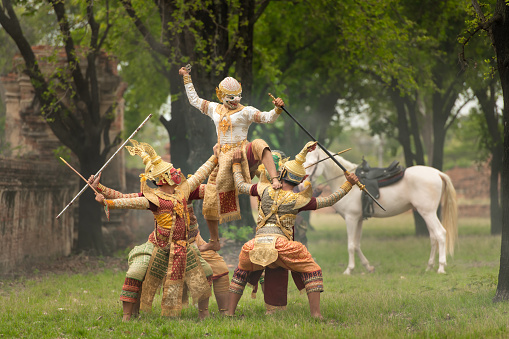 Khon, Is a classical Thai dance in a mask. In Ramayana literature, this is the battle between the giant and Hanuman.