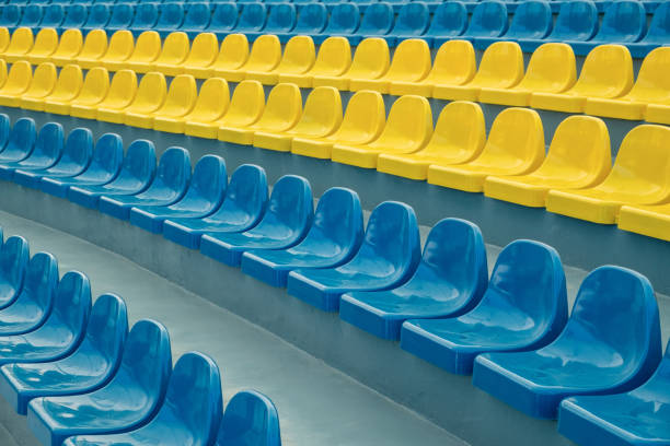 fondo de asientos del estadio vacío - school gymnasium plastic furniture event fotografías e imágenes de stock