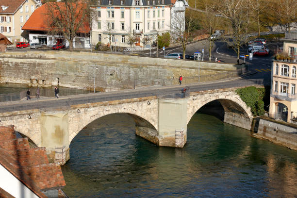 мост нижние ворота в берне, швейцария - berne berne canton aare river switzerland стоковые фото и изображения