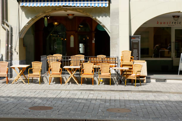 тротуарное кафе под аркадами - berne canton фотографии стоковые фото и изображения