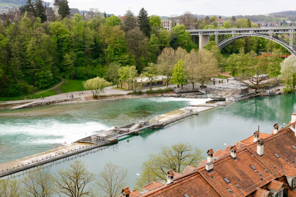 river aare flows through the city of bern - berne berne canton aare river switzerland imagens e fotografias de stock