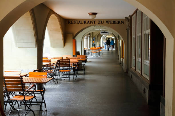 открытое кафе под аркадами в берне - berne canton фотографии стоковые фото и изображения