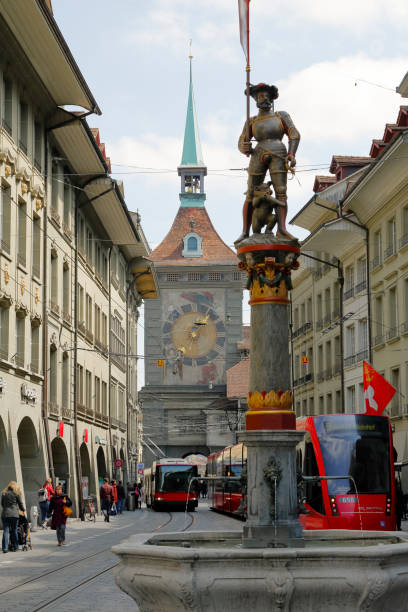 ruch na ulicy w bernie - architecture berne berne canton townhouse zdjęcia i obrazy z banku zdjęć