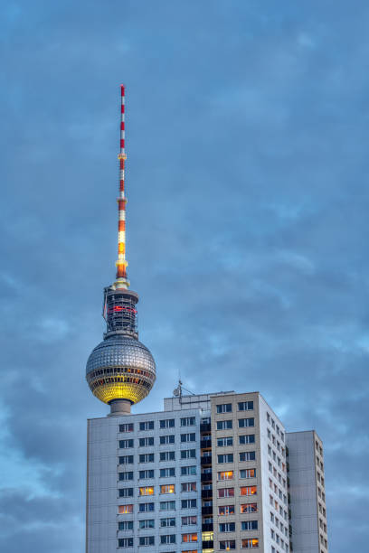 der berühmte fernsehturm von berlin in der abenddämmerung - plattenbau berlin germany east germany office building stock-fotos und bilder