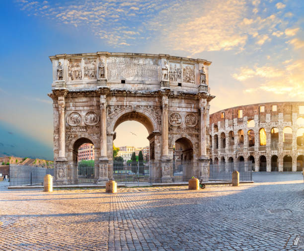 コロッセオ近くのコンスタンティヌスの凱旋門、ローマの有名な古代の凱旋門、イタリア - coliseum ancient rome rome roman ストックフォトと画像