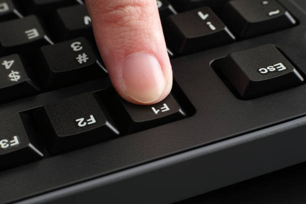 palec naciskający f1 na czarnej klawiaturze komputera - function keys zdjęcia i obrazy z banku zdjęć