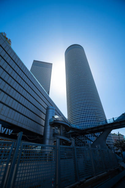 cidade moderna em israel. arranha-céus feitos de vidro e metal - tel aviv israel skyline traffic - fotografias e filmes do acervo