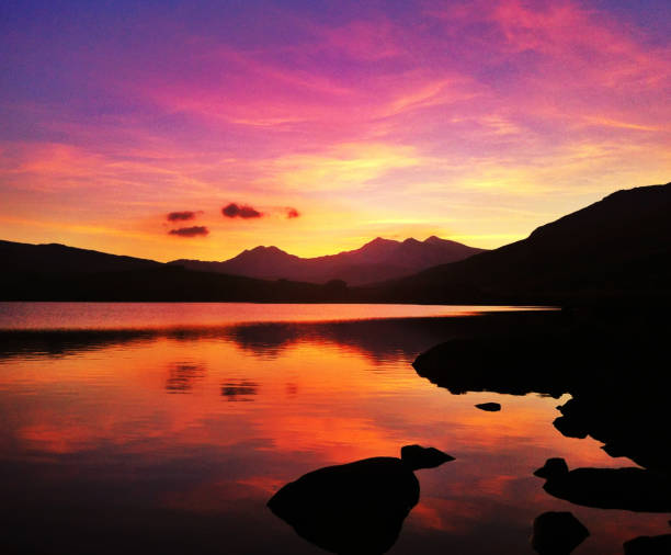 Vista do Maciço de Snowdon ao pôr do sol de Llynau Mymbyr, Parque Nacional de Snowdonia, Gales do Norte, Reino Unido - foto de acervo