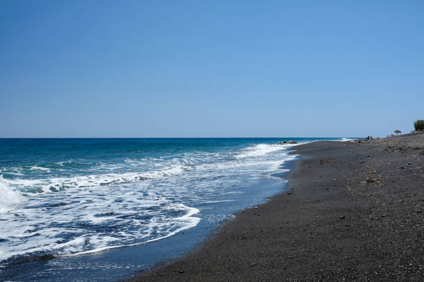 perissa beach - black sand beach santorini greece stock-fotos und bilder