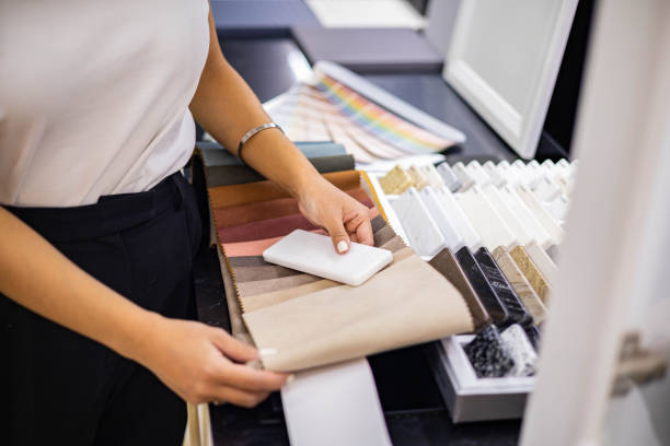 l'interior designer donna asiatica sceglie il colore del piano di lavoro in pietra per cucina o facciate - fabric swatch immagine foto e immagini stock