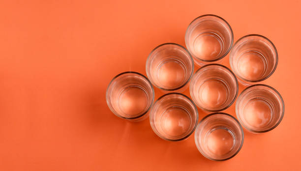 8 стаканов воды в день, чтобы предотвратить обезвоживание - water glass glasses number 8 стоковые фото и изображения