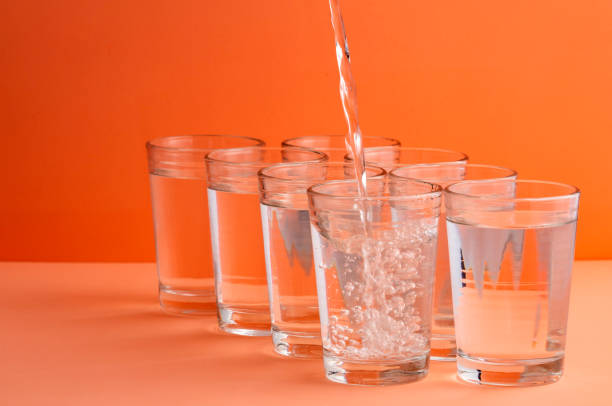 otto bicchieri d'acqua - acqua essenziale per il corretto funzionamento del nostro corpo - water glass glasses number 8 foto e immagini stock