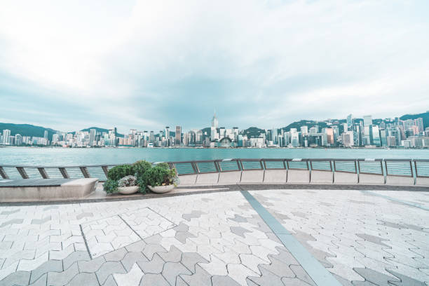passeggiata tsim sha tsui vicino al porto victoria di hong kong. - kowloon bay foto e immagini stock