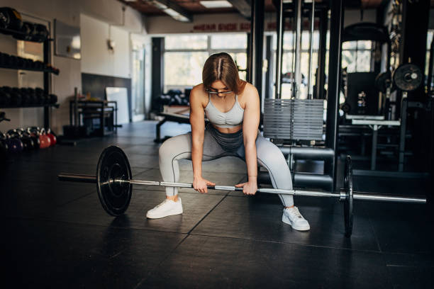 istock Young woman weightlifting 1391315312