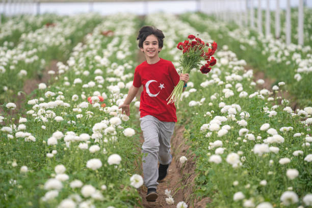 écolier avec drapeau turc - april photos et images de collection