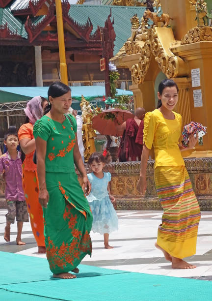 einheimische frauen in traditioneller kleidung in der shwedagon-pagode - ancient architecture buddhism burmese culture stock-fotos und bilder