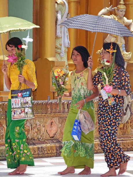 einheimische frauen in traditioneller kleidung in der shwedagon-pagode - ancient architecture buddhism burmese culture stock-fotos und bilder
