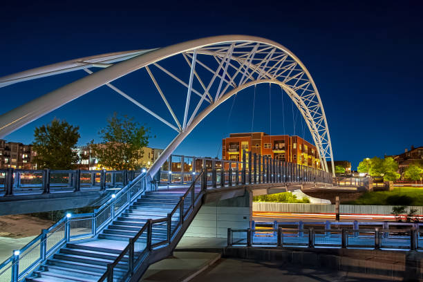 puente peatonal highland en denver, colorado - puente peatonal fotografías e imágenes de stock