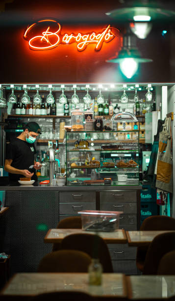 istock restaurant food people 1391338620