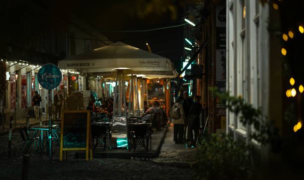 istock restaurant food people 1391338622