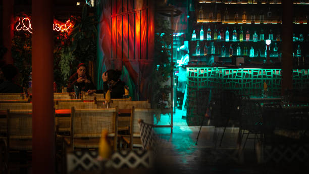 istock restaurant food people 1391338645