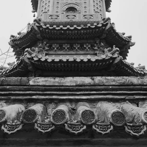 un bâtiment de pagode à huit côtés de la dynastie qing à l’intérieur du palais d’été de pékin, offrant des offrandes et des prières, à l’extérieur des murs - tiles pattern photos et images de collection