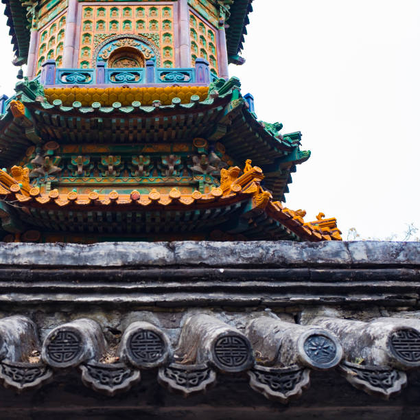 un bâtiment de pagode à huit côtés de la dynastie qing à l’intérieur du palais d’été de pékin, offrant des offrandes et des prières, à l’extérieur des murs - tiles pattern photos et images de collection