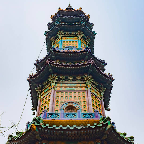 un bâtiment de pagode à huit côtés de la dynastie qing dans le palais d’été de pékin, offrant des sacrifices et des prières - wall tiles photos et images de collection