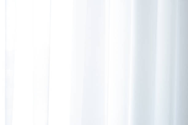 texture de fond de rideaux transparents blancs sur une fenêtre par une journée ensoleillée, de rideaux d’organza blanc ou de mousseline de soie. draperie de tissu blanc translucide - textile folded white nobody photos et images de collection