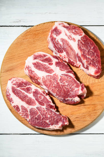 carne de porco crua fatiada na superfície de madeira, vista superior - filet mignon bacon fillet steak - fotografias e filmes do acervo